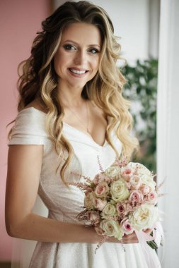 Sabah hazırlık. Makyaj. Muhteşem gelin portre. güzel gelin fotoğraf .