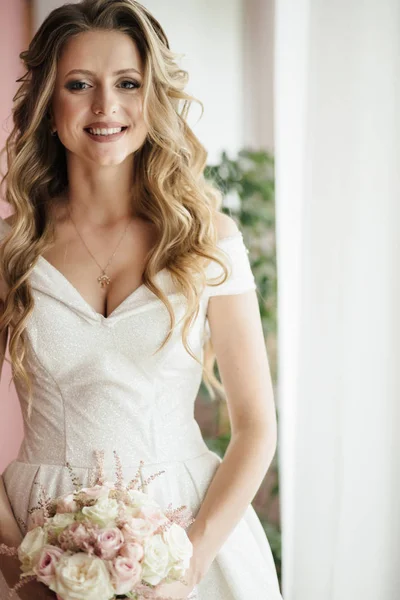 Sabah hazırlık. Makyaj. Muhteşem gelin portre. güzel gelin fotoğraf .