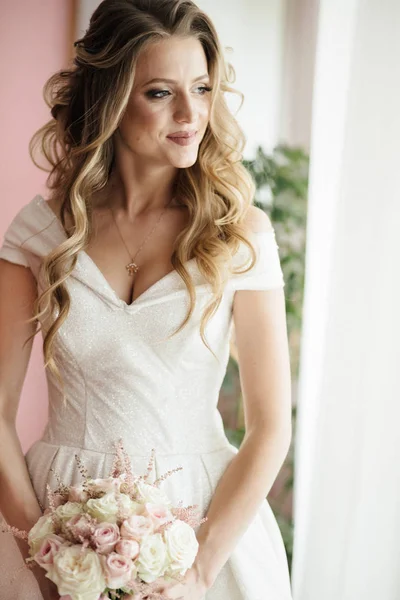 Sabah hazırlık. Makyaj. Muhteşem gelin portre. güzel gelin fotoğraf .