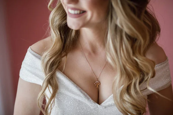 Sabah hazırlık. Makyaj. Muhteşem gelin portre. güzel gelin fotoğraf .