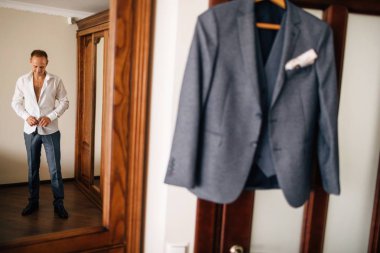 Damat Giydirme ve arka plan üzerinde töreni için hazırlanıyor 