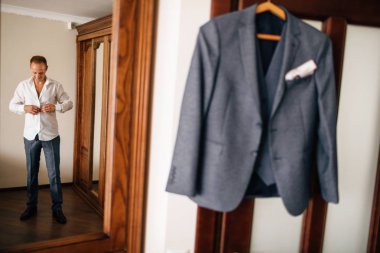 Damat Giydirme ve arka plan üzerinde töreni için hazırlanıyor 