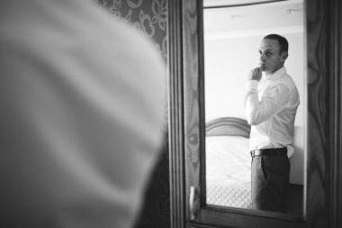 Damat Giydirme ve arka plan üzerinde töreni için hazırlanıyor 