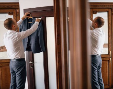 Damat Giydirme ve arka plan üzerinde töreni için hazırlanıyor 