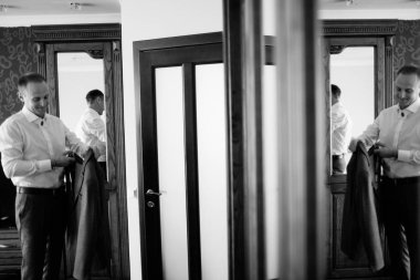 Damat Giydirme ve arka plan üzerinde töreni için hazırlanıyor 