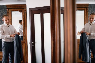 Damat Giydirme ve arka plan üzerinde töreni için hazırlanıyor 