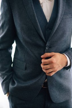 Sabah damadın. Damat sabah hazırlık. Düğün günü, düğün elbise. 