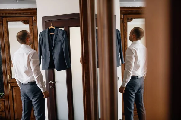 Damat Giydirme ve arka plan üzerinde töreni için hazırlanıyor 