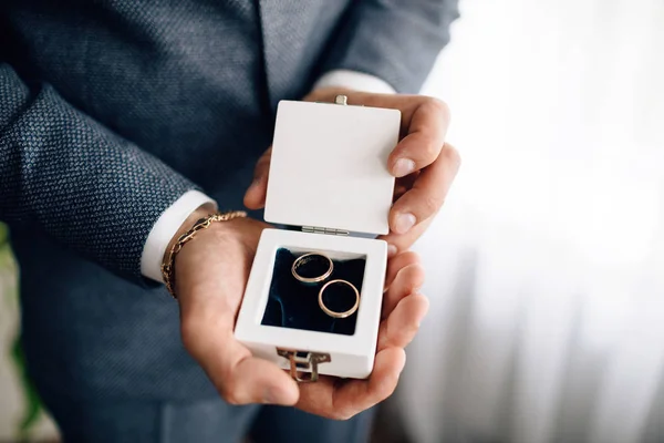 Man Hand Holding Engagement Rings Box Close — Stock Photo, Image