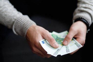 Euro para. Euro banknot adam elinde kağıt.