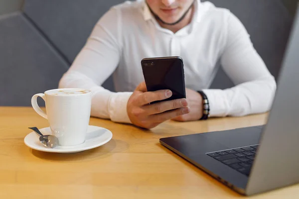노트북을 카페에 전화와 남자의 초상화 — 스톡 사진