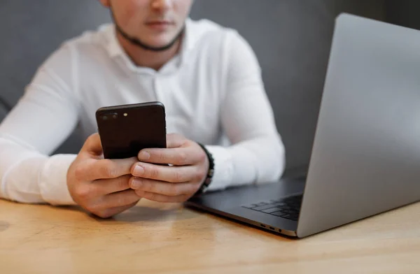 Portret Van Jonge Man Met Een Mobiele Telefoon Zit Café — Stockfoto