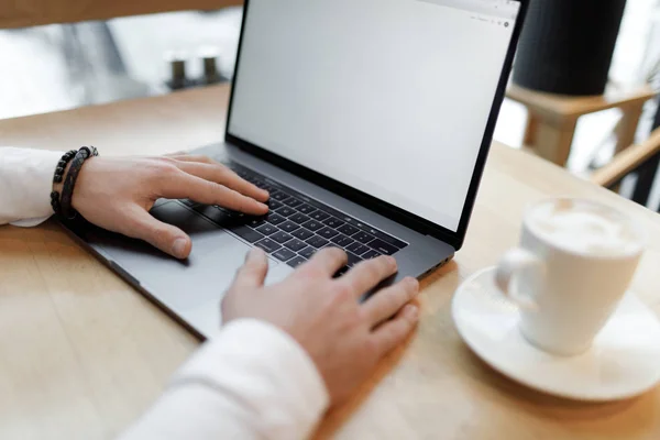 Nahaufnahme Von Menschenhänden Mittels Laptop Online Einkauf — Stockfoto