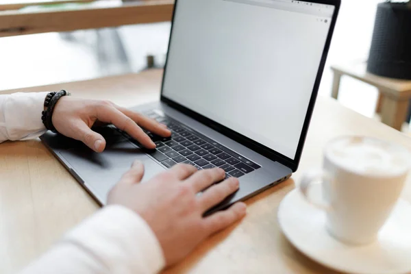 Die Hände Des Mannes Arbeiten Laptop Männliche Hände Tippen Großaufnahme — Stockfoto