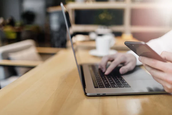 Manos Hombre Trabajando Portátil Manos Masculinas Escribiendo Primer Plano Portátil — Foto de Stock