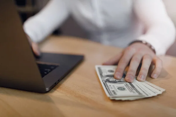 Hombre Con Ordenador Portátil Dinero Fondo — Foto de Stock