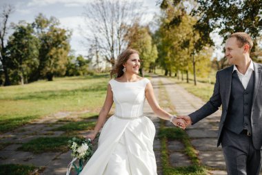 Gelin ve damat gün düğününde. Düğün çifti. Güzel gelin ve şık damat.