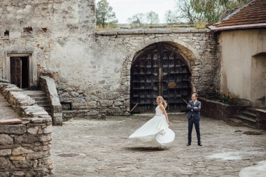 Gelin ve damat gün düğününde. Düğün çifti. Güzel gelin ve şık damat.