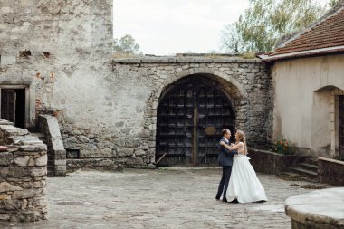 Gelin ve damat gün düğününde. Düğün çifti. Güzel gelin ve şık damat.