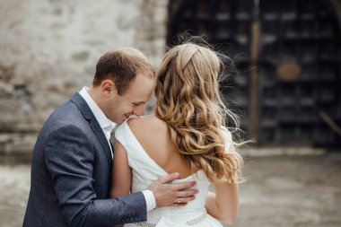 Gelin ve damat gün düğününde. Düğün çifti. Güzel gelin ve şık damat.