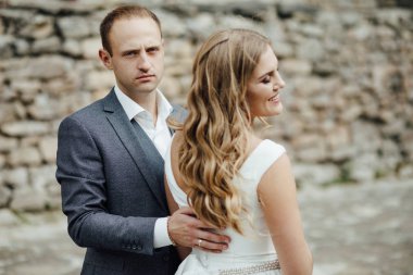 Gelin ve damat gün düğününde. Düğün çifti. Güzel gelin ve şık damat.