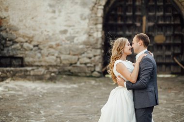 Gelin ve damat gün düğününde. Düğün çifti. Güzel gelin ve şık damat.