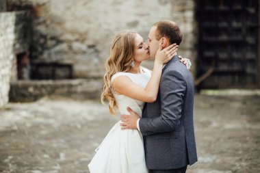 Gelin ve damat gün düğününde. Düğün çifti. Güzel gelin ve şık damat.