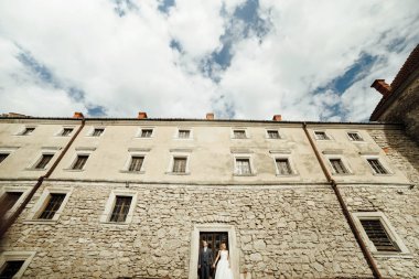 Gelin ve damat gün düğününde. Düğün çifti. Güzel gelin ve şık damat.