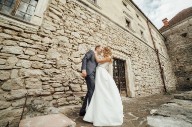 Gelin ve damat gün düğününde. Düğün çifti. Güzel gelin ve şık damat.