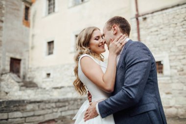 Gelin ve damat gün düğününde. Düğün çifti. Güzel gelin ve şık damat.