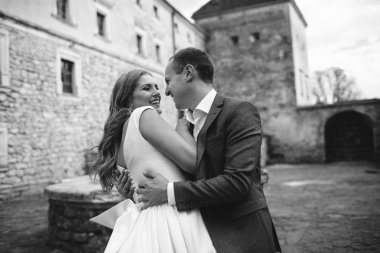 Gelin ve damat gün düğününde. Düğün çifti. Güzel gelin ve şık damat.