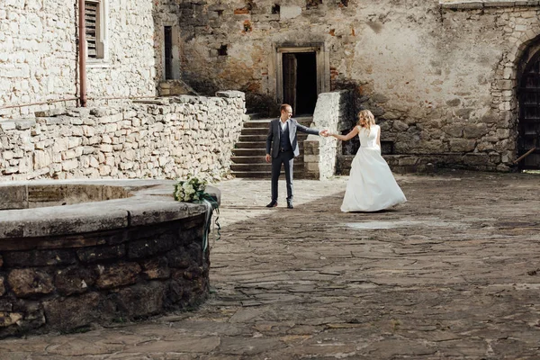 Gelin ve damat gün düğününde. Düğün çifti. Güzel gelin ve şık damat.