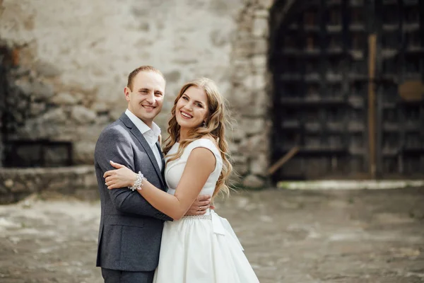 Bruden Och Brudgummen Bröllop Dag Bröllopsparet Vackra Brudparet Eleganta — Stockfoto