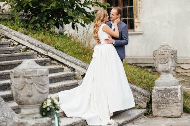 Gelin ve damat gün düğününde. Düğün çifti. Güzel gelin ve şık damat.