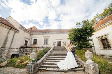 Gelin ve damat gün düğününde. Düğün çifti. Güzel gelin ve şık damat.