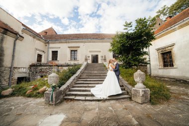 Gelin ve damat gün düğününde. Düğün çifti. Güzel gelin ve şık damat.