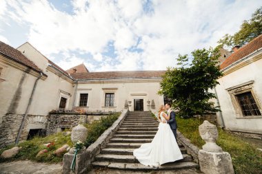 Gelin ve damat gün düğününde. Düğün çifti. Güzel gelin ve şık damat.