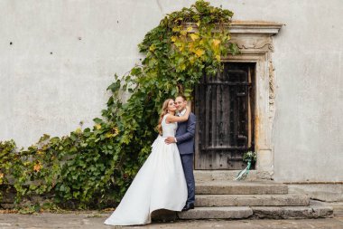 Gelin ve damat gün düğününde. Düğün çifti. Güzel gelin ve şık damat.