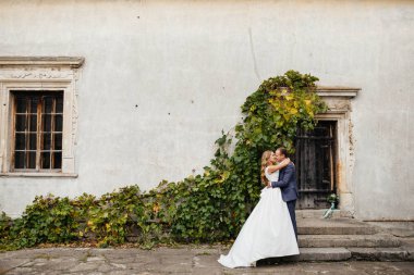 Gelin ve damat gün düğününde. Düğün çifti. Güzel gelin ve şık damat.