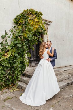 Gelin ve damat gün düğününde. Düğün çifti. Güzel gelin ve şık damat.