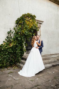 Gelin ve damat gün düğününde. Düğün çifti. Güzel gelin ve şık damat.