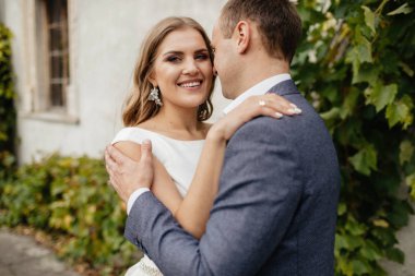 Gelin ve damat gün düğününde. Düğün çifti. Güzel gelin ve şık damat.