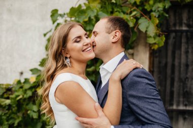 Gelin ve damat gün düğününde. Düğün çifti. Güzel gelin ve şık damat.