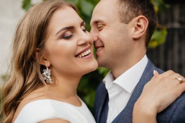 Gelin ve damat gün düğününde. Düğün çifti. Güzel gelin ve şık damat.