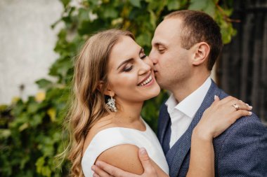 Gelin ve damat gün düğününde. Düğün çifti. Güzel gelin ve şık damat.