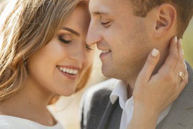 Gelin ve damat gün düğününde. Düğün çifti. Güzel gelin ve şık damat.