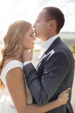 Gelin ve damat gün düğününde. Düğün çifti. Güzel gelin ve şık damat.