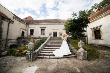 Gelin ve damat gün düğününde. Düğün çifti. Güzel gelin ve şık damat.