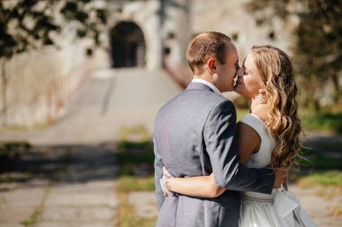 Gelin ve damat gün düğününde. Düğün çifti. Güzel gelin ve şık damat.