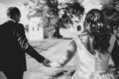 Gelin ve damat gün düğününde. Düğün çifti. Güzel gelin ve şık damat.